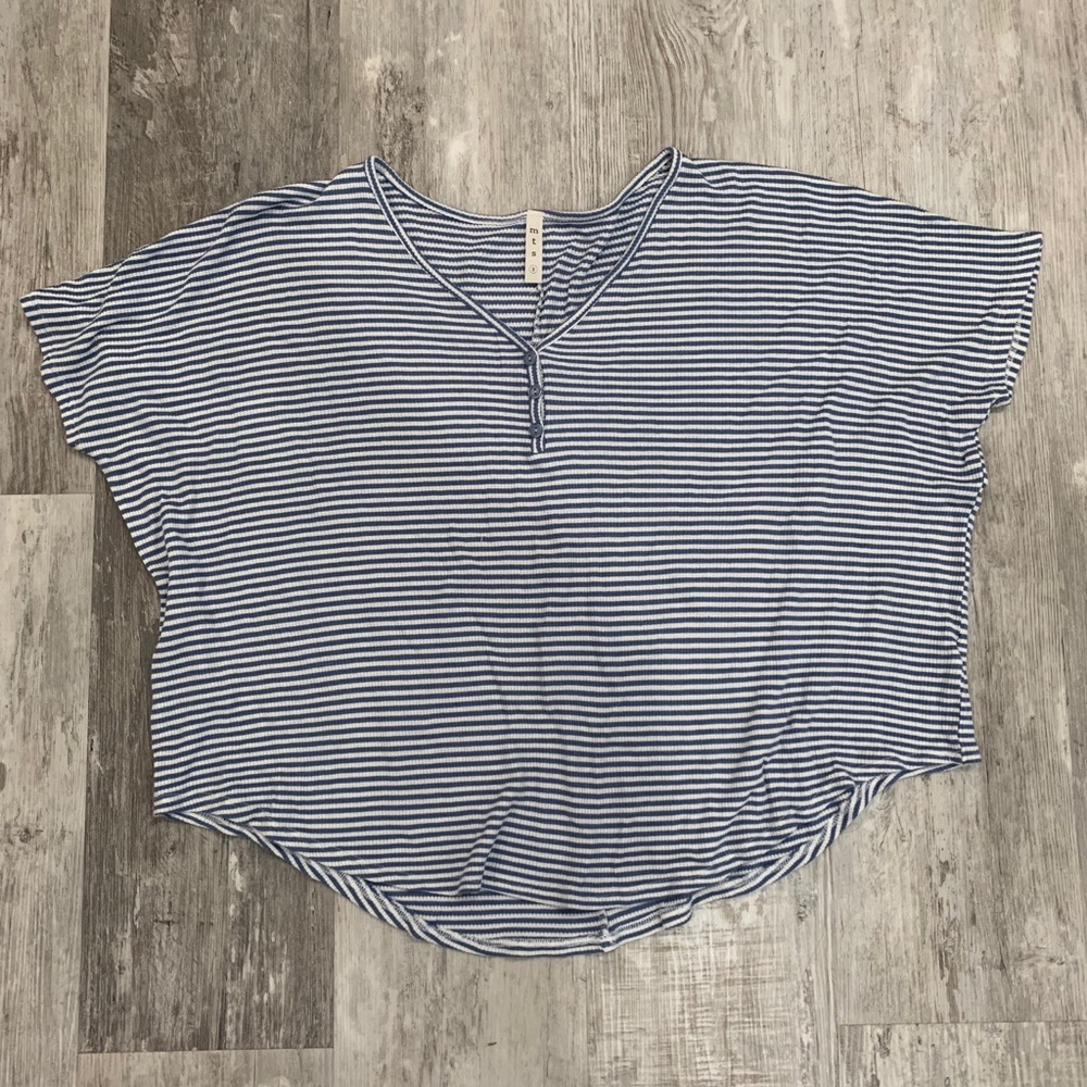 Blue and white striped shirt sleeve shirt